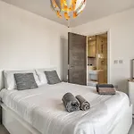 Modern Charming 2 Bed Flat With Amazing Views